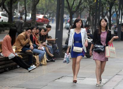 长沙南站一学生安检时砸伤民警